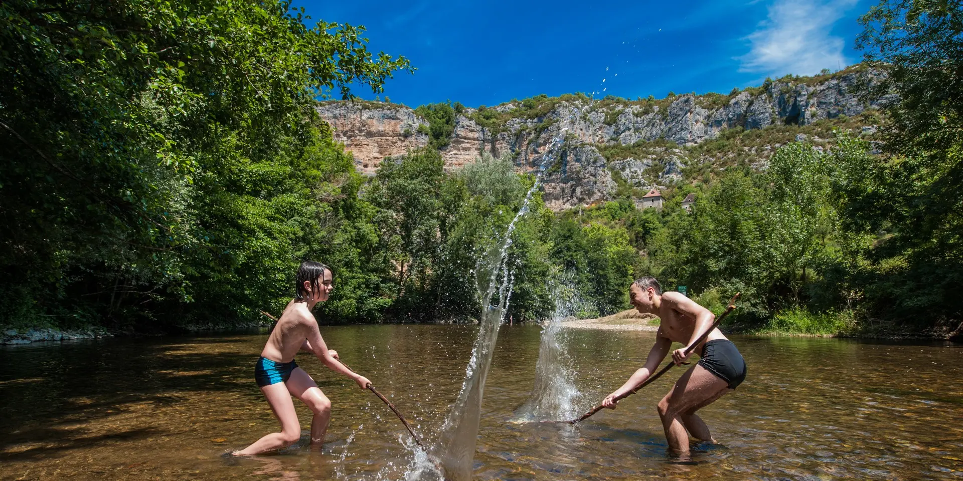 Deux enfants qui s'amusent dans la rivière Célé