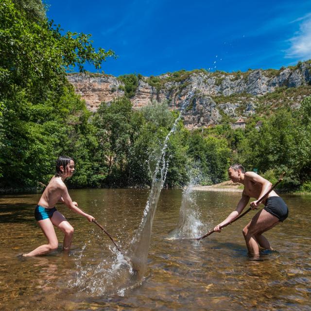 Deux enfants qui s'amusent dans la rivière Célé