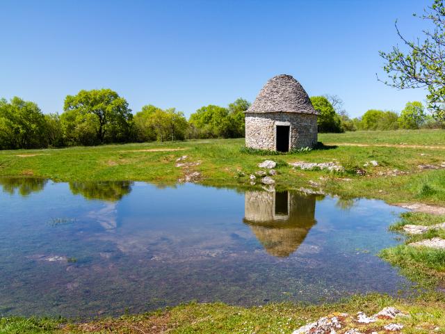 Caselle du lac de Lacam, à Livernon, au coeur des Causses du Quercy