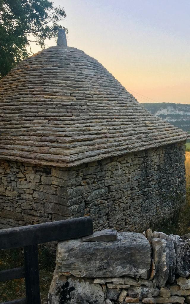 Caselle carrée sur les hauteurs de la vallée du Célé, à Marcilhac-sur-Célé