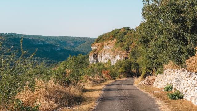 Petite route entre causse et vallée du Célé, en direction de Marcilhac-sur-Célé