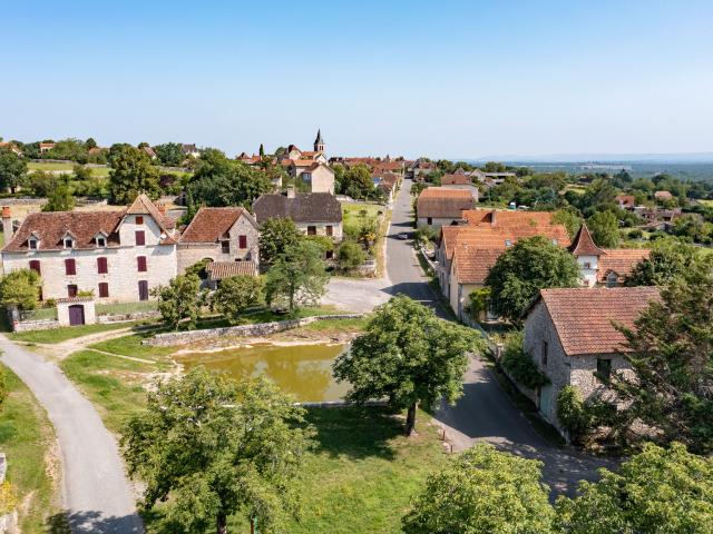 Vue aérienne sur Espédaillac, au cœur des Causses du Quercy