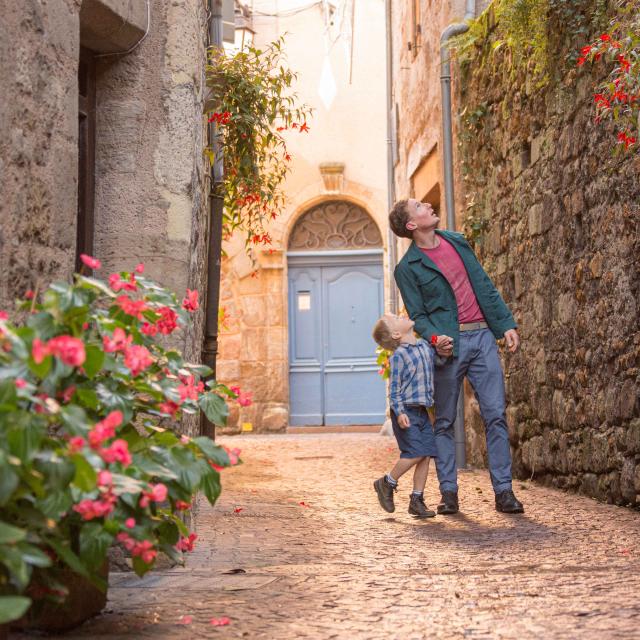 Un père et son fils explorent les ruelles de Figeac