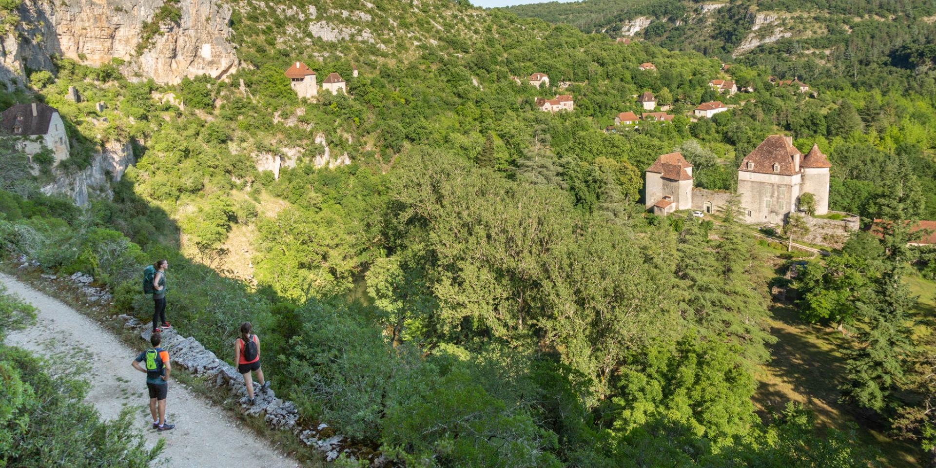 Chemin de randonnée qui domine le vieux Sauliac-sur-Célé