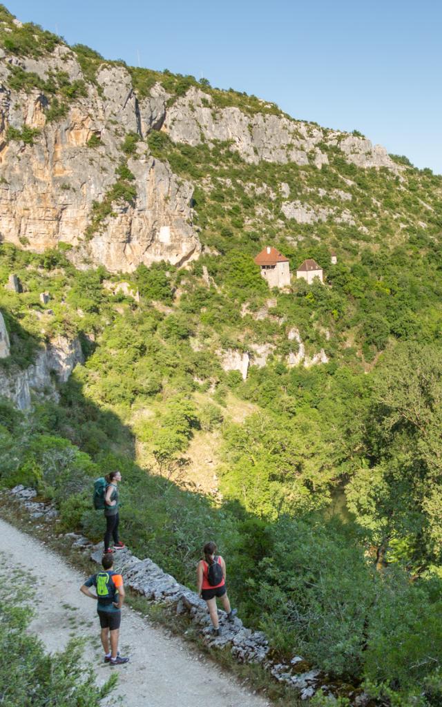 Chemin de randonnée qui domine le vieux Sauliac-sur-Célé