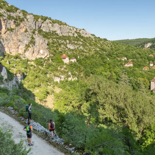 Chemin de randonnée qui domine le vieux Sauliac-sur-Célé