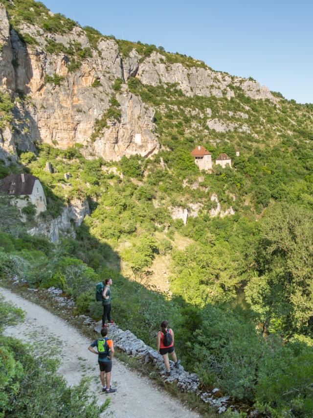 Chemin de randonnée qui domine Sauliac-sur-Célé, dans les Causses du Quercy, Géoparc Mondial Unesco