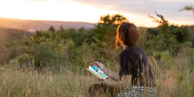 Contempler le paysage des causses du Quercy au coucher du soliel