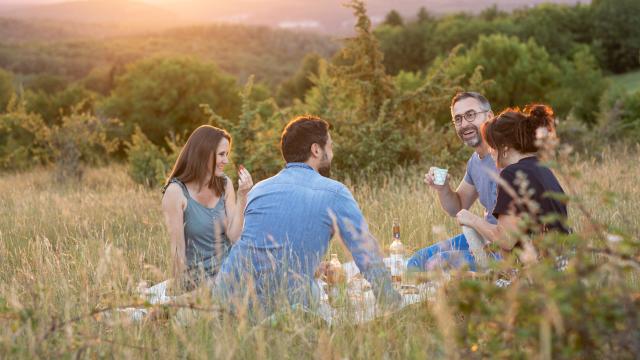 Apéro entre amis sur les causses du Quercy à Super-Cayrou