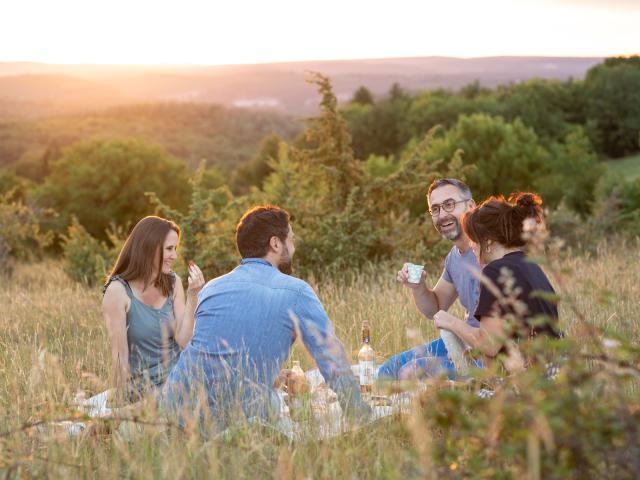 Apéro entre amis sur les causses du Quercy à Super-Cayrou
