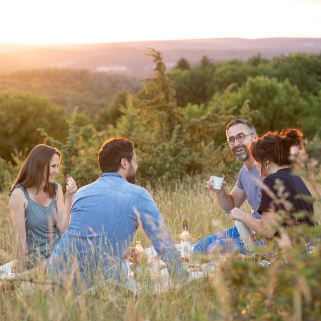 Apéro entre amis sur les causses du Quercy à Super-Cayrou