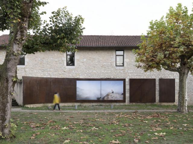 Petite esplanade devant le centre d'art contemporain de Cajarc