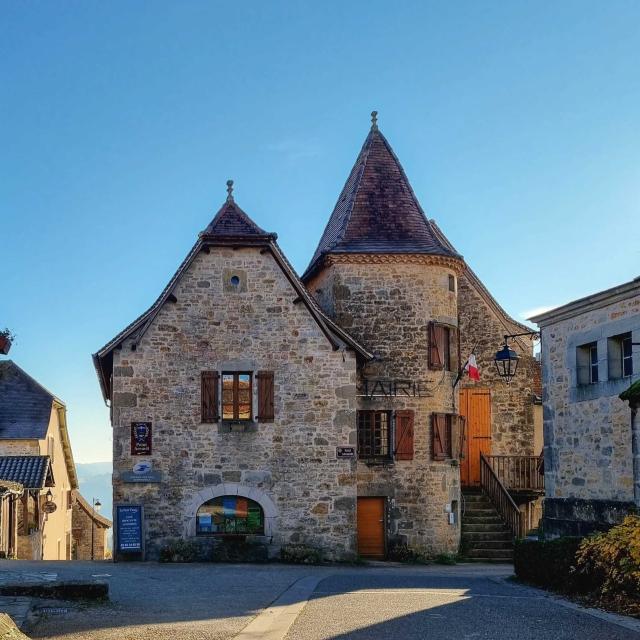 Place centrale de Faycelles sur la vallée du lot