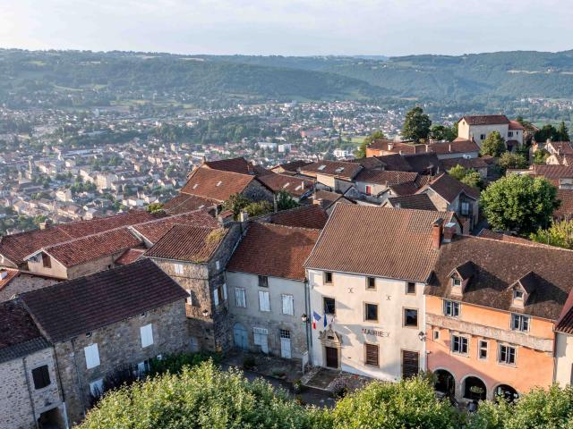 Vue aérienne sur Capdenac-Le-Haut et au loin Capdenac-Gare