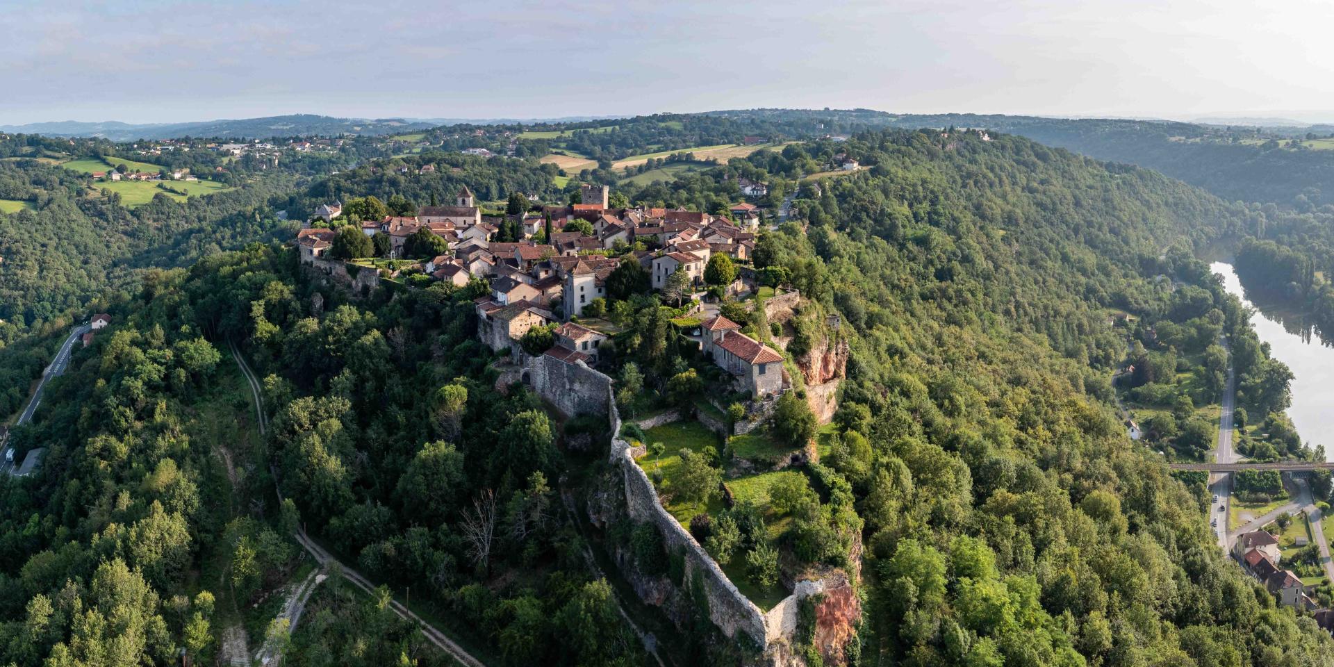 Vue aérienne de Capdenac-le-Haut, classé parmi les Plus Beaux Villages de France