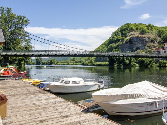 A la base nautique de Cajarc, sur les rives du lot avec son pont suspendu