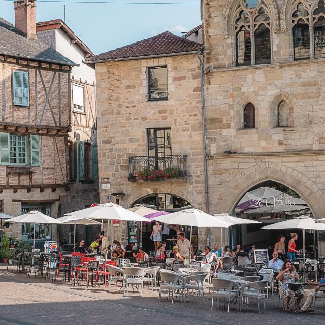 Prendre un verre en terrasse à Figeac, ville médiévale dans le Lot