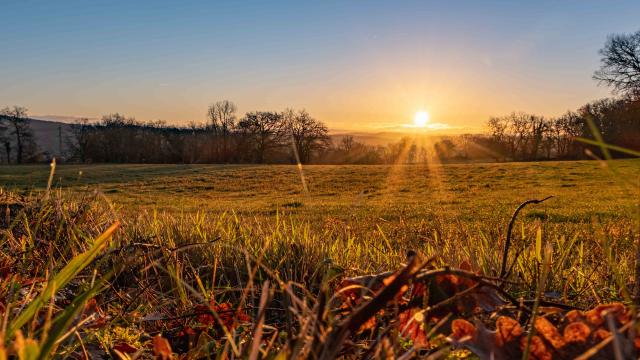 Soleil levant en automne