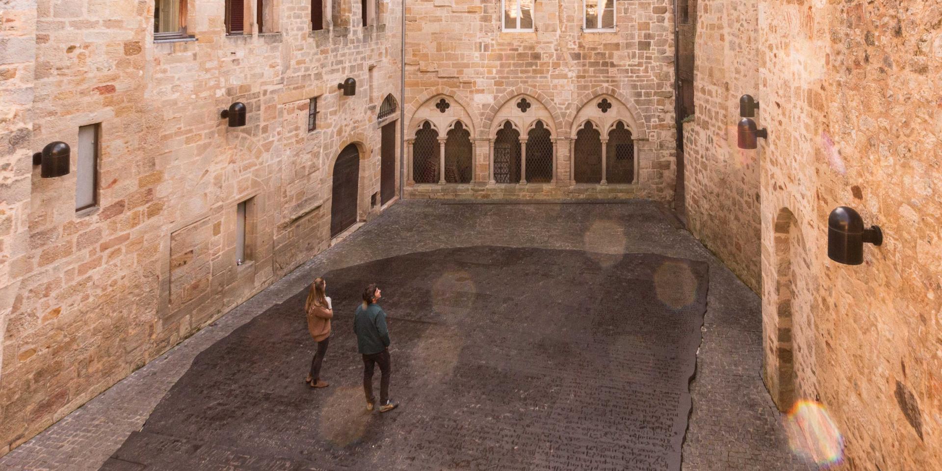 Place des écritures de Figeac, reproduction monumentale de la Pierre de Rosette