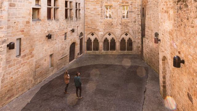 Place des écritures de Figeac, reproduction monumentale de la Pierre de Rosette