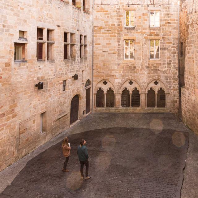 Place des écritures de Figeac, reproduction monumentale de la Pierre de Rosette