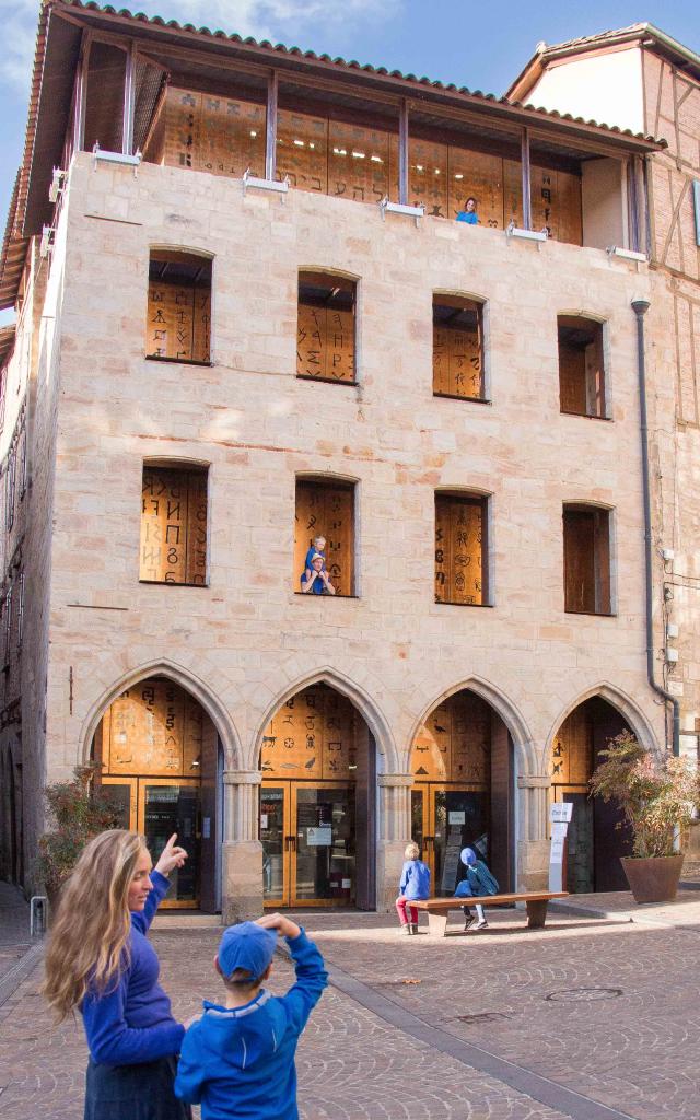 Magnifique façade du musée Champollion les écritures du monde