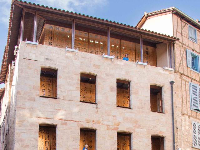 Magnifique façade du musée Champollion les écritures du monde