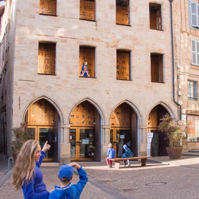 Magnifique façade du musée Champollion les écritures du monde