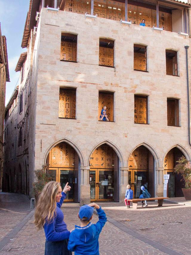 Magnifique façade du musée Champollion les écritures du monde