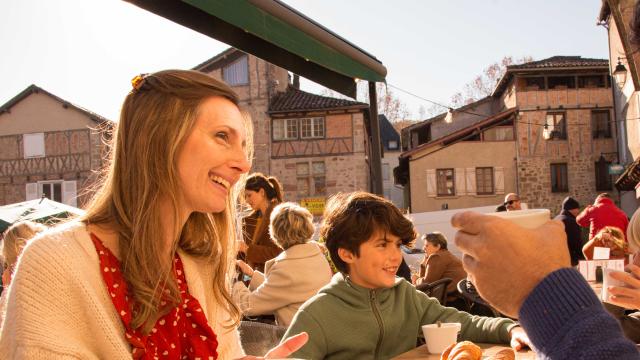 Petit-déjeuner familial en terrasse, Place Vival à Figeac