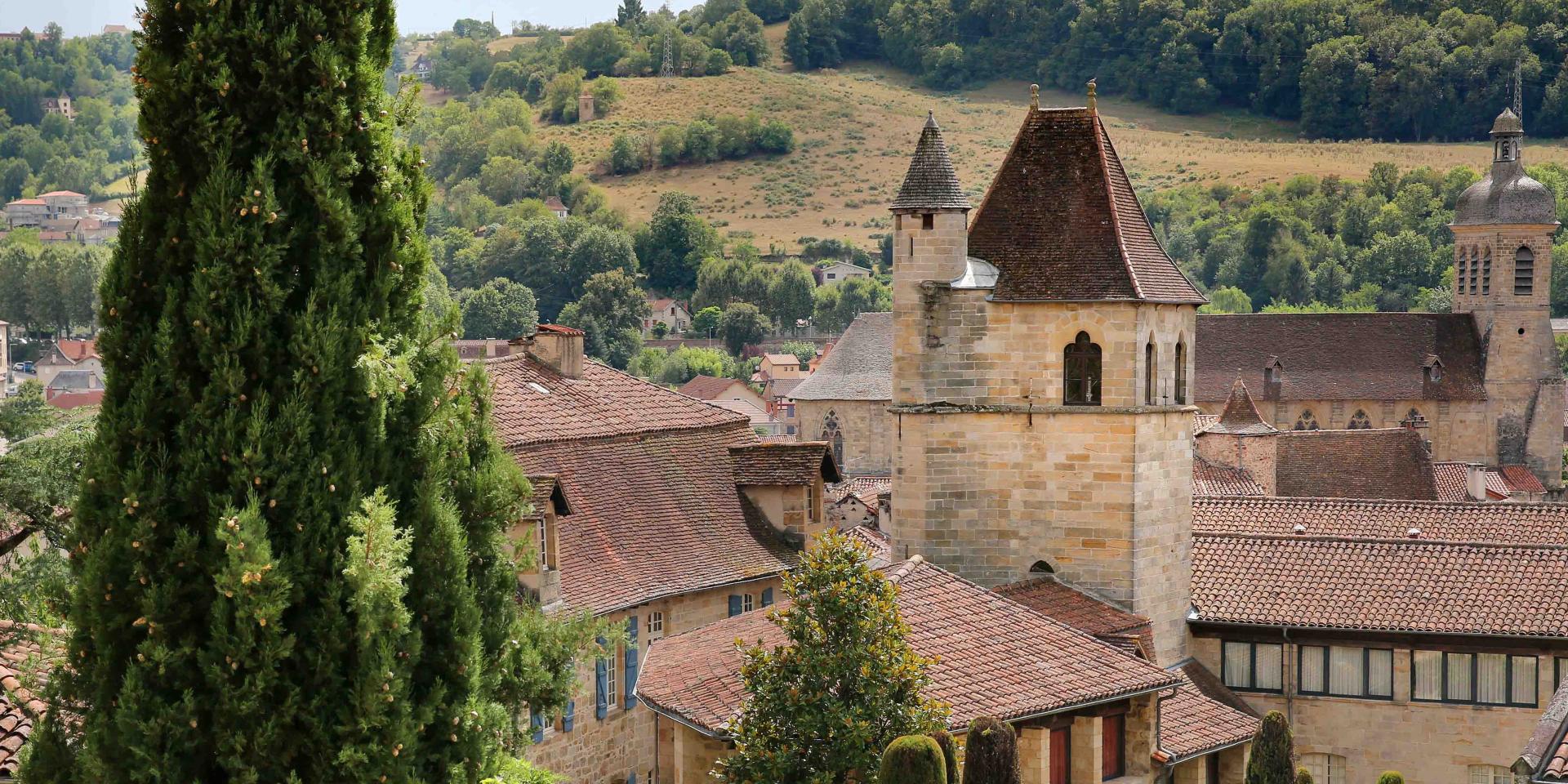 Figeac, la tour du Viguier du Roy et le clocher de Saint-Sauveur vus des terrasses du Puy