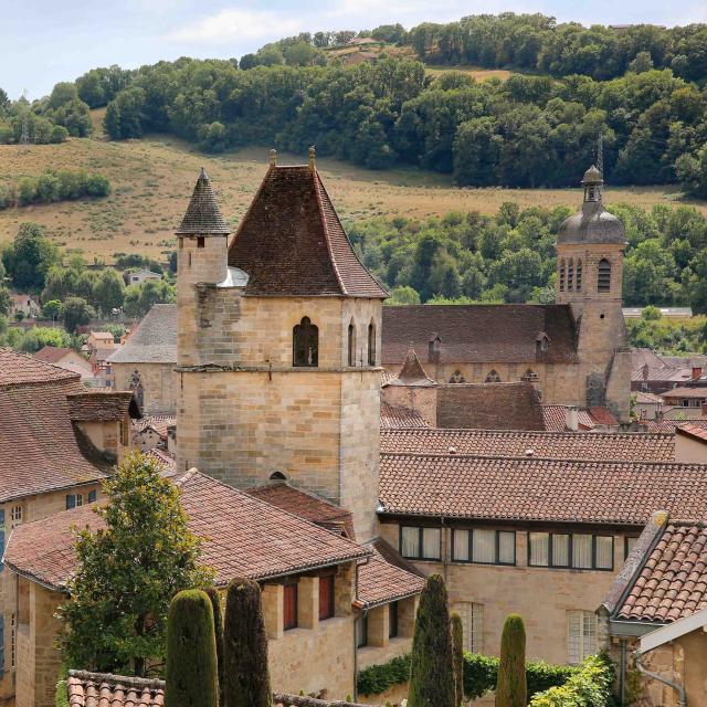 Figeac, la tour du Viguier du Roy et le clocher de Saint-Sauveur vus des terrasses du Puy