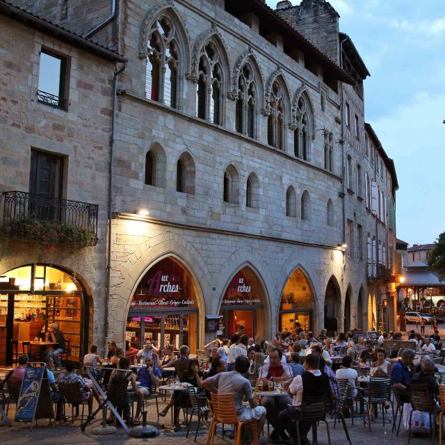 Boire un verre en terrasse sur la Place Champollion