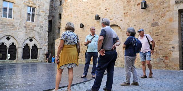 Visite guidée place des écritures à Figeac