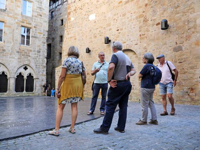 Visite guidée place des écritures à Figeac