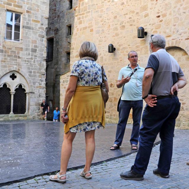 Visite guidée de Figeac, Place des Écritures, œuvre de Joseph Kosuth