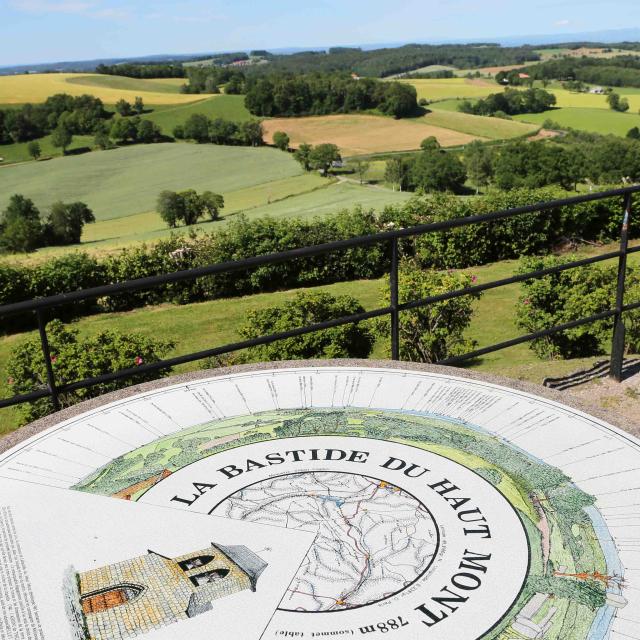 Table d'orientation à Labastide-du-Haut-Mont dans le Ségala
