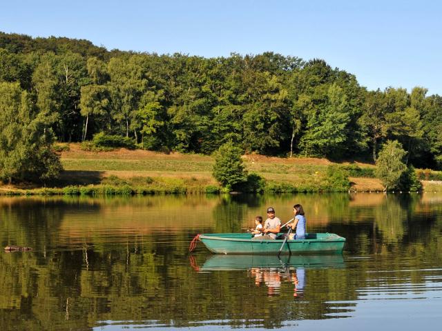 Naviguer sur les eaux calmes du lac du Tolerme
