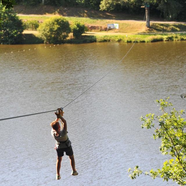 Tyrolienne au dessus du lac du Tolerme
