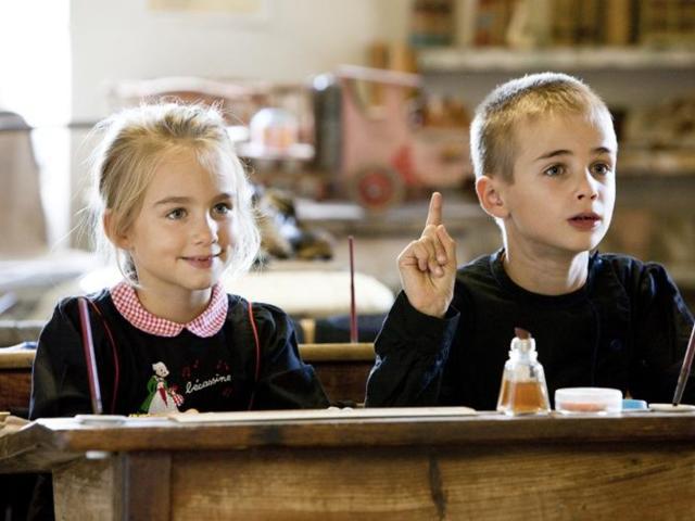 Enfants sur les bancs de l'école d'antan de Cardaillac