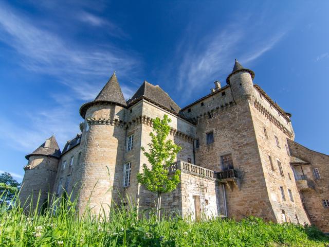 Château imposant de Lacapelle-Marival