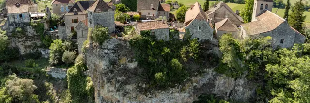 Village perchée en haut de la vallée du Lot