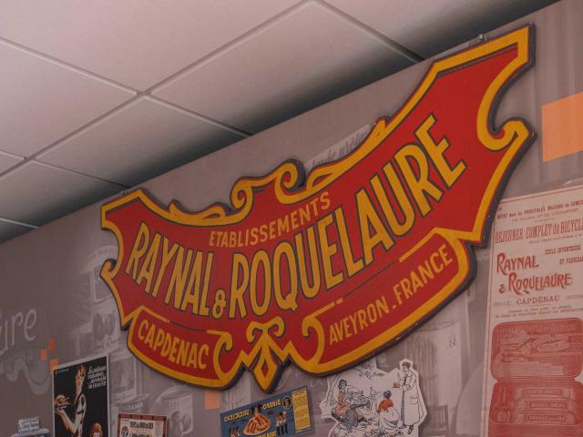 Accueil et présentoirs chez Raynal et Roquelaure