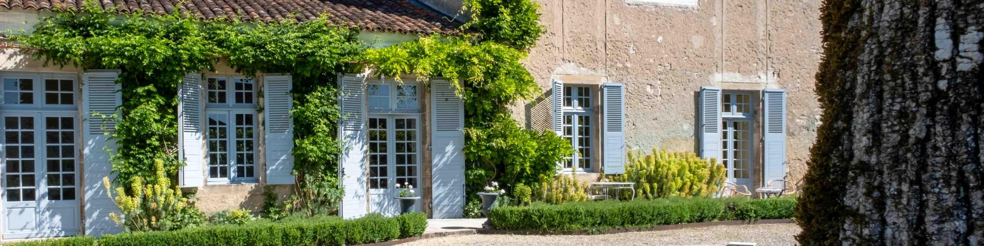 Cour Du Château de Larnagol