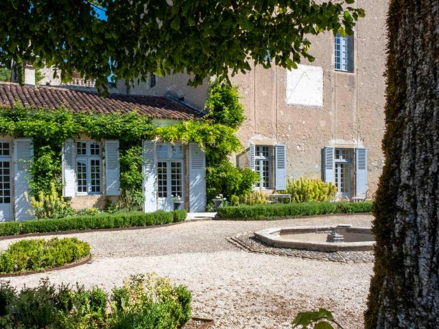 Cour Du Château de Larnagol