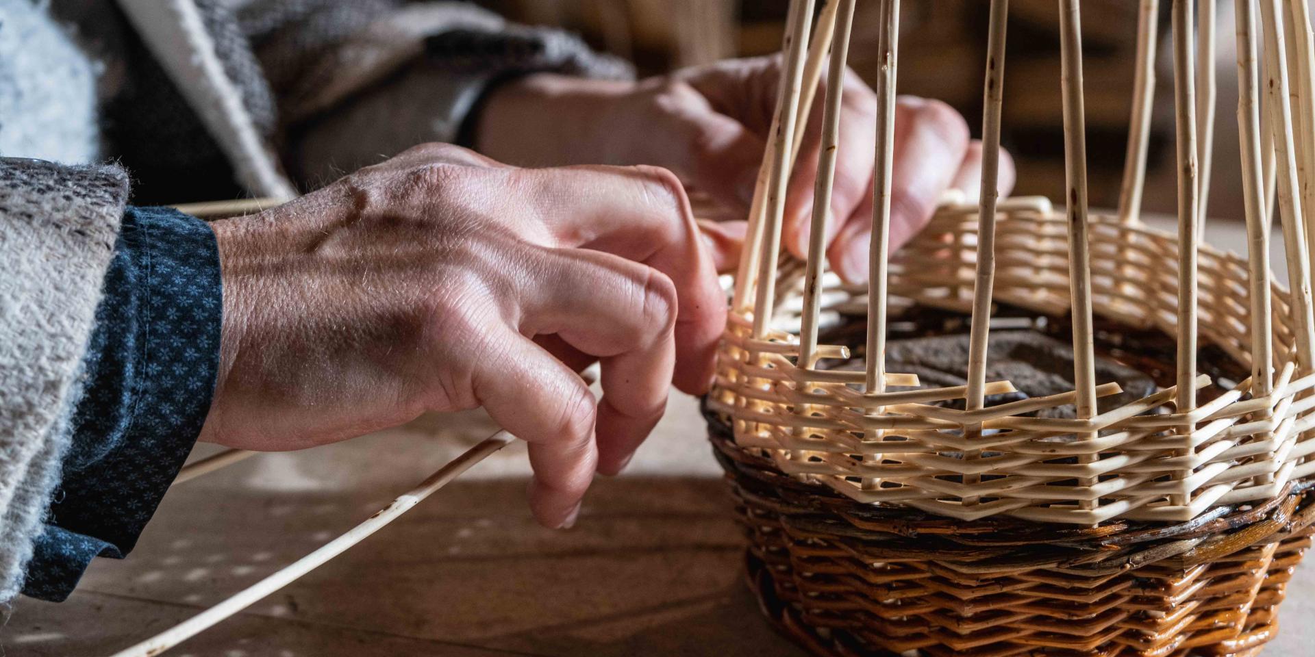 Tressage d'un panier en osier