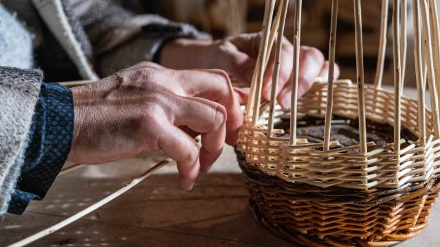 Tressage d'un panier en osier