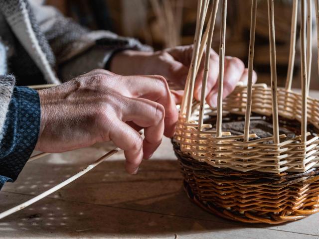 Tressage d'un panier en osier