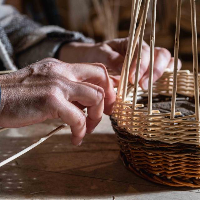 Tressage d'un panier en osier