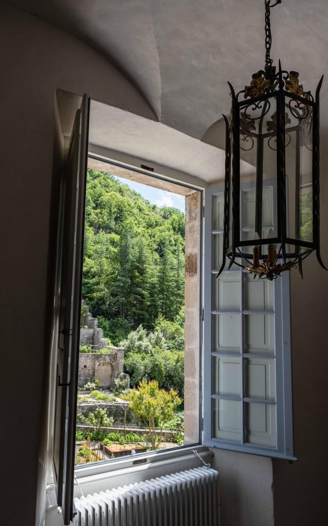 Fenêtre ouverte sur les jardins au Château de Larnagol